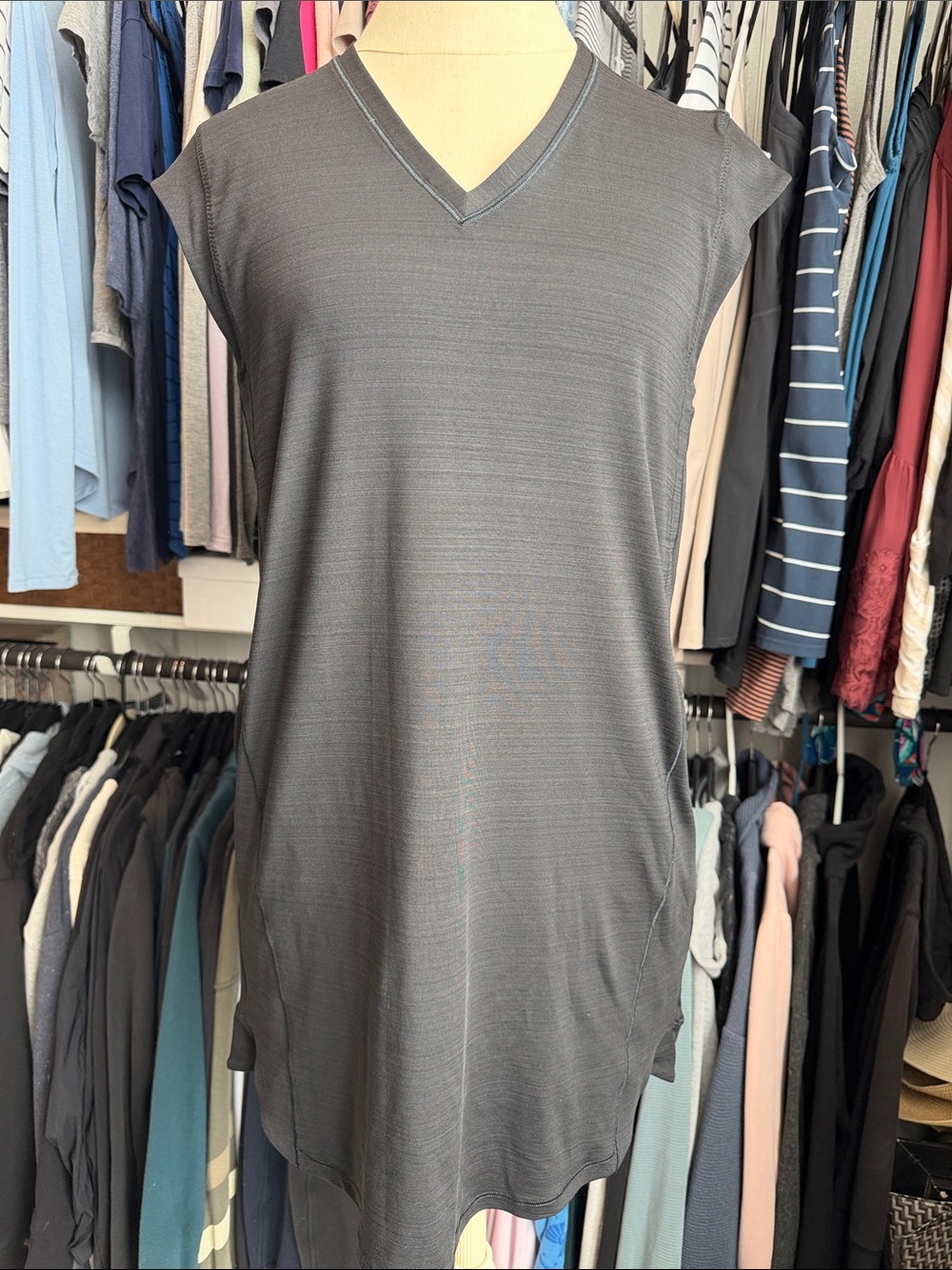 Athleta Pacifica Illume V-Neck Performance Shift Dress ✨
